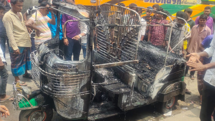 গ্যাস সিলিন্ডার লিকেজ থেকে অটোরিকশায় আগুন, দগ্ধ ৫