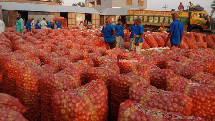 পেঁয়াজের ভালো দামের আশায় চাষিরা  