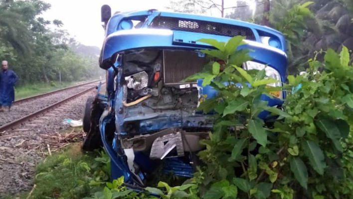 খুলনায় ট্রেন ও পিকআপ ভ্যান সংঘর্ষে নিহত ১