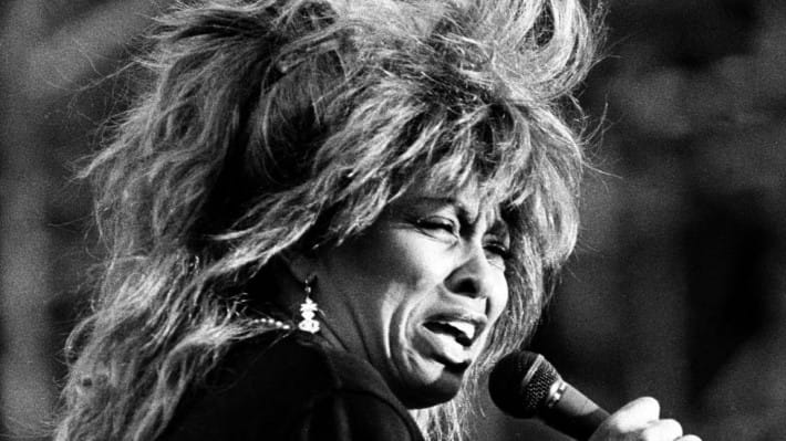 ১৯৮৭ সালে জার্মানির হামবুর্গের এক কনসার্টে সঙ্গীত পরিবেশন করছেন টিনা টার্নার। ফাইল ছবি: রয়টার্স