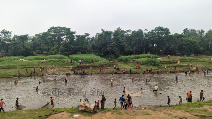 জাদুকাটায় মাছ শিকারের উৎসব