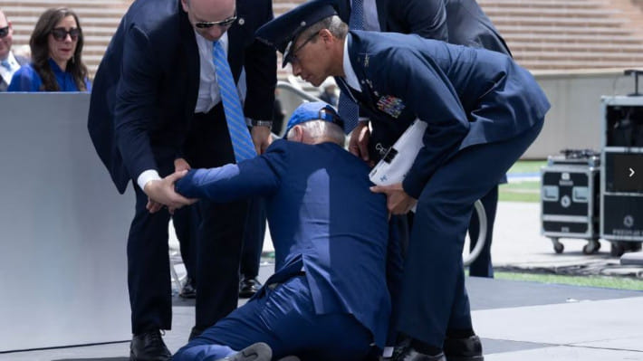 বাইডেনের পড়ে যাওয়া