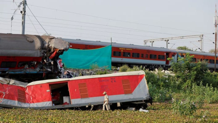 যে ট্র্যাকে দুর্ঘটনা ঘটেছিল, সেখানে আবারো ট্রেন চলাচল শুরু হয়েছে। ছবি: রয়টার্স 