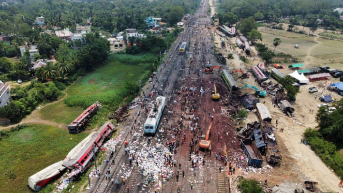ভারতের ওডিশায় ৩ ট্রেনের সংঘর্ষে শতাব্দীর সবচেয়ে ভয়াবহতম রেল দুর্ঘটনা ঘটে। ছবি: রয়টার্স