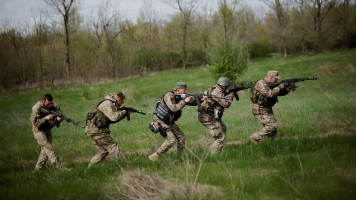 সামরিক ক্যাম্পে মহড়ায় অংশ নিচ্ছেন ইউক্রেনীয় সেনারা। ফাইল ছবি: রয়টার্স