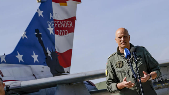 গত সপ্তাহে জার্মান সেনাবাহিনীর লেফটেন্যান্ট জেনারেল ইনগো গেরহার্তজ এই মহড়ার বিস্তারিত পরিকল্পনা উপস্থাপন করেন। ছবি: এএফপি