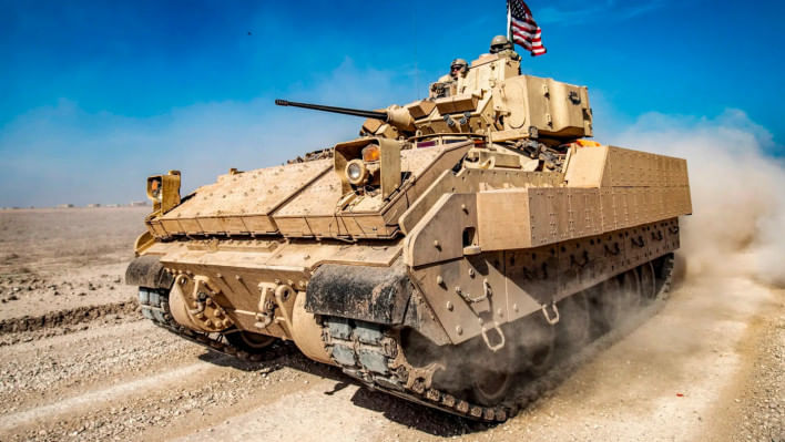 রুশ আগ্রাসনের বিরুদ্ধে লড়তে যুক্তরাষ্ট্রের কাছ থেকে ব্র্যাডলি ফাইটিং ভেহিকল পেয়েছে ইউক্রেন। ছবি: এএফপি