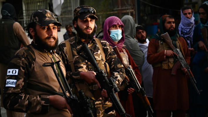 তালেবান সদস্যরা একটি সামরিক হাসপাতালের সামনে প্রহরায় নিয়োজিত আছেন। ফাইল ছবি: এএফপি