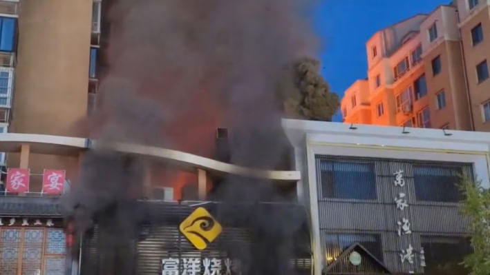 চীনের বারবিকিউ রেস্তোরাঁয় গ্যাস বিস্ফোরণে আগুন ধরে যায়। ছবি: রয়টার্স