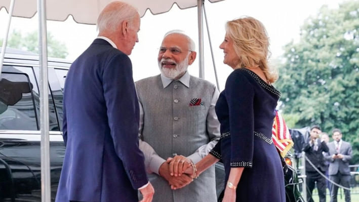 ভারতের প্রধানমন্ত্রী নরেন্দ্র মোদিকে হোয়াইট হাউজে স্বাগত জানান জিল ও জো বাইডেন। ছবি: রয়টার্স