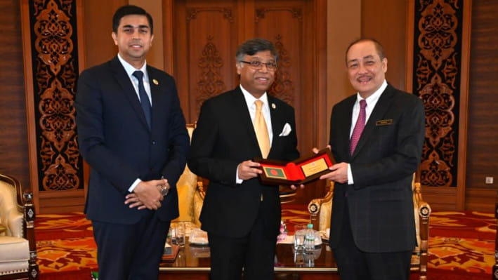 সাবাহ রাজ্যের মূখ্যমন্ত্রী পাংলিমা হাজি হাজিজি নূরের সঙ্গে বাংলাদেশের হাইকমিশনার মো. গোলাম সরোয়ার। ছবি সংগৃহীত