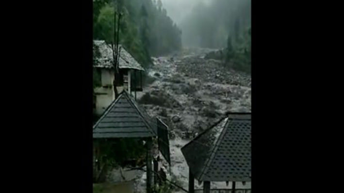 হিমাচল প্রদেশে ভূমিধসে মহাসড়ক বন্ধ রয়েছে। ঘটনাস্থল থেকে নেওয়া ছবি: দ্য স্টেটসম্যান 