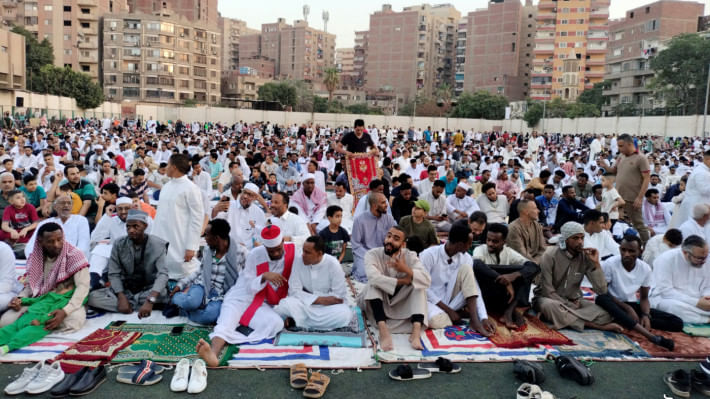 ঈদের জামাতে মিশরীয়দের সঙ্গে বাংলাদেশিরাও নামাজে অংশ নিচ্ছেন। ছবি: আফছার হোসাইন