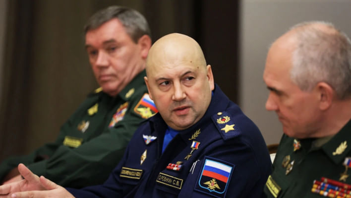 রুশ শীর্ষ সামরিক নেতাদের সঙ্গে সের্গেই সুরোভিকিন (মধ্যে)। ফাইল ছবি: এএফপি