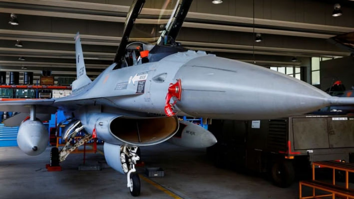 নেদারল্যান্ডের একটি হ্যাঙ্গারে এফ-১৬ যুদ্ধবিমানের রক্ষণাবেক্ষণের কাজ চলছে। ফাইল ছবি: রয়টার্স