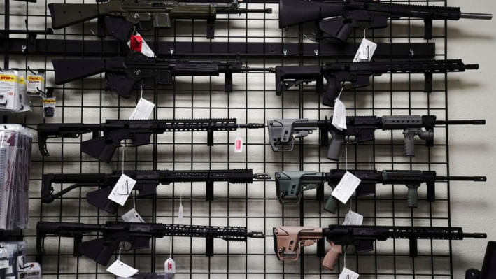 যুক্তরাষ্ট্রে ১৮ বছর বয়সী যে কেউ তেমন কোনো সমস্যা ছাড়াই দোকান থেকে বন্দুক কিনতে পারেন। প্রতিকী ছবি: রয়টার্স