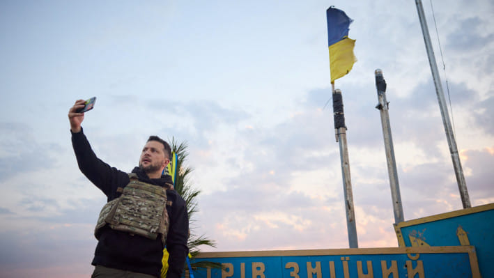 স্নেক আইল্যান্ড পরিদর্শনে যেয়ে সেলফি তোলেন ভলোদিমির জেলেনস্কি। ছবি: রয়টার্স