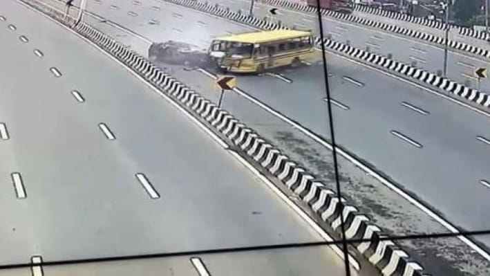 ভারতের উত্তর প্রদেশ অঙ্গরাজ্যের গাজিয়াবাদে একটি স্কুলবাস ভুল লেনে চলে একটি এসইউভিকে ধাক্কা দিলে এসইউভির ৮ যাত্রীর মধ্যে ৬ জন নিহত হন। ছবি: সংগৃহীত