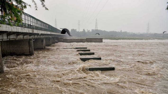 ভারতের দিল্লি অঙ্গরাজ্যে যমুনা নদীর পানির উচ্চতা সর্বকালের সর্বোচ্চ পর্যায়ে পৌঁছেছে। ছবি: স্টেটসম্যান