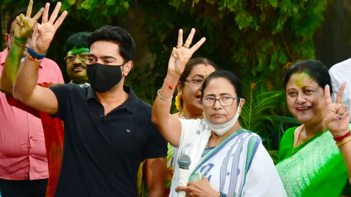 বিজয় চিহ্ন দেখাচ্ছেন পশ্চিমবঙ্গের মূখ্যমন্ত্রী মমতা বন্দ্যোপাধ্যায়। ছবি: স্টেটসম্যান 