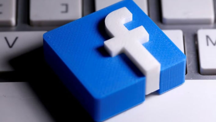 কিবোর্ডের ওপর ফেসবুকের লোগো। প্রতীকী ছবি: রয়টার্স 