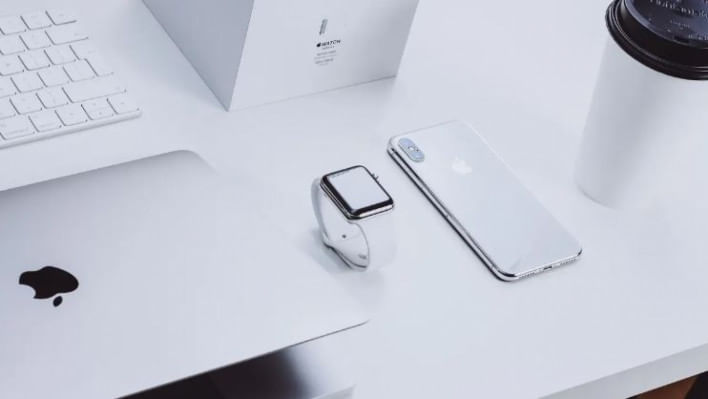 জন্মলগ্ন থেকেই অ্যাপলের পণ্যে সাদা রঙের আধিক্য দেখা যায়। ছবি: সংগৃহীত