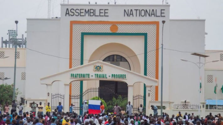 দেশটির জাতীয় সংসদের সামনে অসংখ্য মানুষ জমায়েত হয়। তাদের কেউ কেউ ফ্রান্স-বিরোধী শ্লোগান দেয় ও রাশিয়ার পতাকা উঁচিয়ে ধরে। ছবি: রয়টার্স