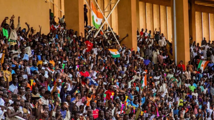 হাজার হাজার মানুষ রাজধানী নিয়ামের এক স্টেডিয়ামে জমায়েত হয়ে বহির্বিশ্বের চাপের কাছে নতি স্বীকার না করার জন্য জান্তা সরকারকে অভিনন্দন জানায়। ছবি: রয়টার্স