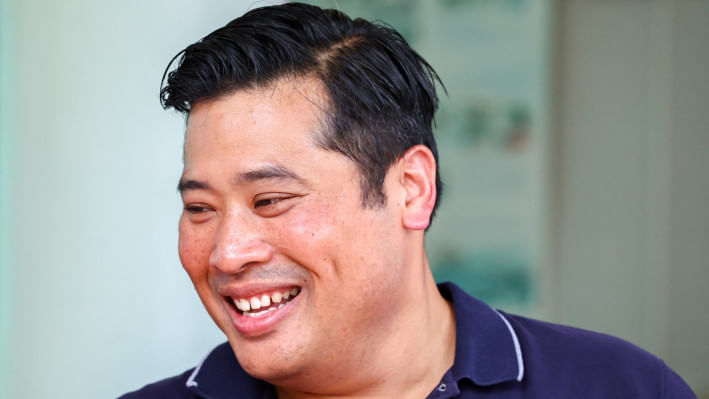 থাইল্যান্ডের রাজা মহা ভাজিরালংকর্নের মেঝ ছেলে ভাচারাইসর্ন প্রায় ২৭ বছর পর নিজের জন্মভূমিতে ফিরে এসেছেন। ছবি: রয়টার্স