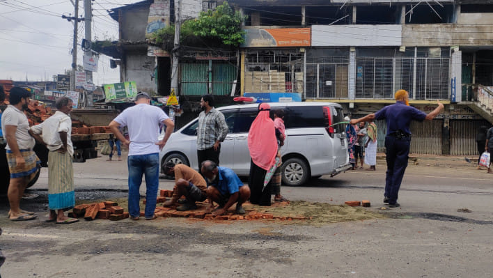 চট্টগ্রাম-কক্সবাজার রুটে গাড়ি চললেও ভাঙা সড়কে দুর্ভোগ