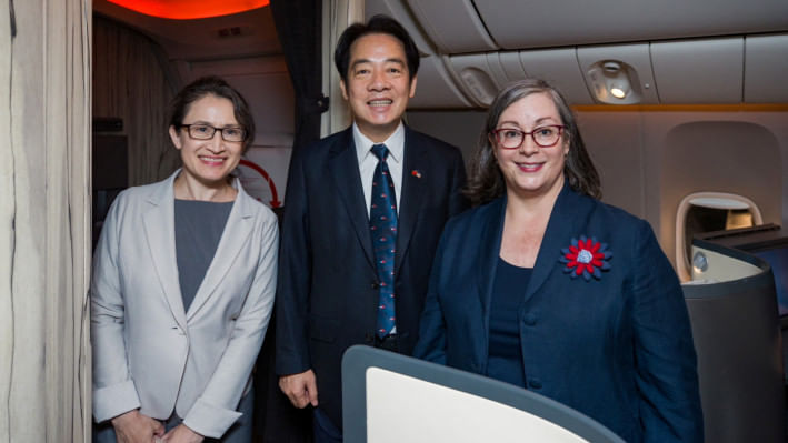 তাইওয়ানের ভাইস প্রেসিডেন্ট উইলিয়াম লাইকে দ্য আমেরিকান ইনস্টিটিউট ইন তাইওয়ানের প্রতিনিধিরা বিমানবন্দরে স্বাগত জানান। ছবি: রয়টার্স