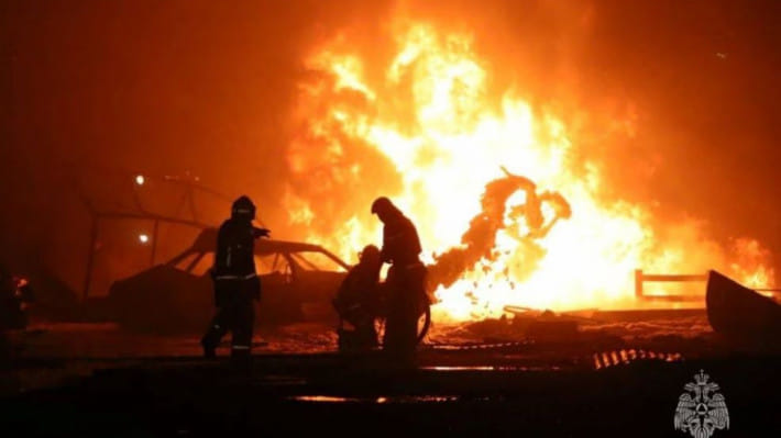 রাশিয়ার দাগেস্তানের পেট্রল স্টেশনে আগুন নিয়ন্ত্রণে ব্যস্ত দমকলকর্মীরা। ছবি: রয়টার্স