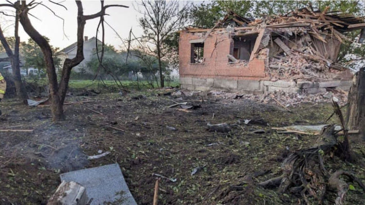 রুশ ক্ষেপণাস্ত্র হামলায় লিভিভের এই দালানটি ক্ষতিগ্রস্ত হয়। ছবি: রয়টার্স