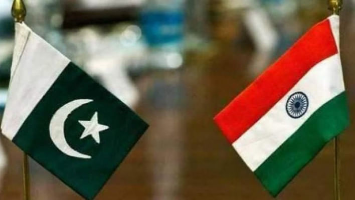 ভারত-পাকিস্তানের পতাকা। প্রতিকী ছবি: এএফপি