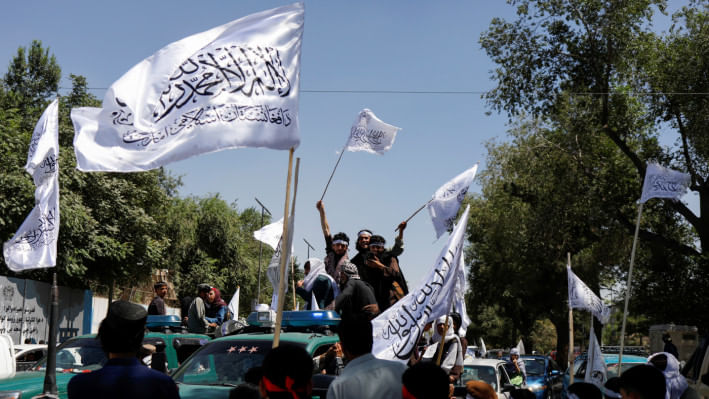 তালেবান শাসনের দ্বিতীয় বর্ষপূর্তিতে পতাকা উড়িয়ে উদযাপন করছেন সমর্থকরা। ছবি: রয়টার্স