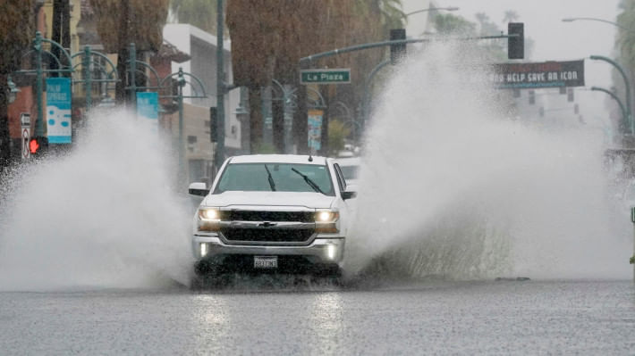 শুষ্ক আবহাওয়ার জন্য পরিচিত ক্যালিফোর্নিয়ায় ঘুর্ণিঝড় হিলারির কারণে দেখা দিয়েছে ভারী বৃষ্টিপাত ও বন্যা। ছবি: রয়টার্স