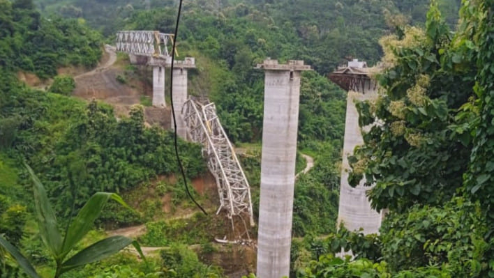 ভারতের মিজোরাম রাজ্যের একটি নির্মাণাধীন সেতু ধসে পড়লে ঘটনাস্থলেই ১৭ জন নির্মাণশ্রমিক নিহত হন। ছবি: মিজোরামের মুখ্যমন্ত্রীর টুইটার বার্তা থেকে নেওয়া
