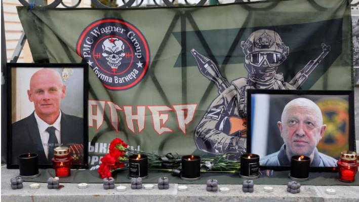 মস্কোতে প্রিগোশিন ও উৎকিনের উদ্দেশে নির্মিত অস্থায়ী স্মৃতিস্তম্ভ। ছবি: রয়টার্স