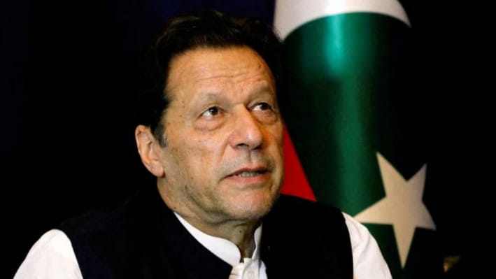 রয়টার্সকে সাক্ষাৎকার দিচ্ছেন ইমরান। ফাইল ছবি: রয়টার্স