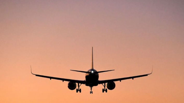 যুক্তরাজ্যের হিথ্রো বিমানবন্দর ছেড়ে যাচ্ছে একটি উড়োজাহাজ। ছবি: রয়টার্স