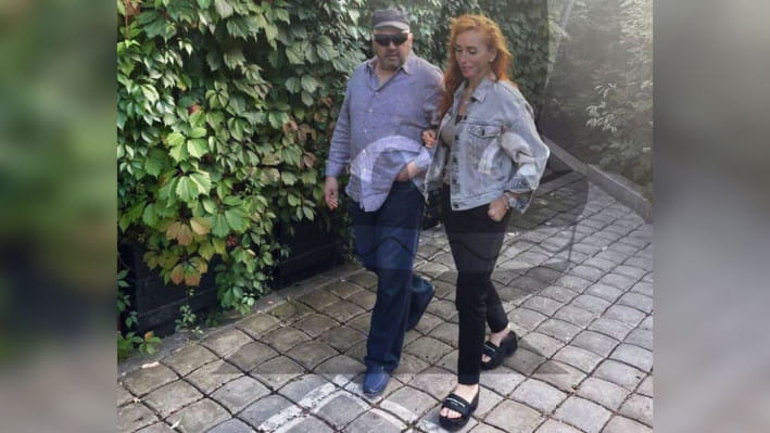 সুপরিচিত রুশ সেলেব্রিটি সেনিয়া সোবচাক সোমবার টেলিগ্রামে সুরোভিকিনের এই ছবি প্রকাশ করে লেখেন, ‘জেনারেল সের্গেই সুরোভিকিন মুক্ত আছেন। তিনি মস্কোতে সুস্থ ও জীবিত অবস্থায় নিজের বাড়িতে, নিজ পরিবারের সঙ্গে আছেন। এই ছবিটি আজকেই তোলা হয়েছে।’ ছবি: রয়টার্স