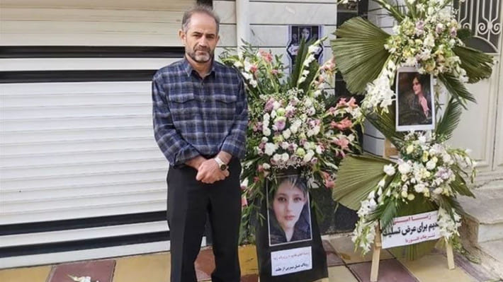 মাহসা আমিনির অন্ত্যষ্টিক্রিয়ার সময় তোলা ছবিতে বাবা আমজাদ আমিনি। ফাইল ছবি: এক্স থেকে নেওয়া। 