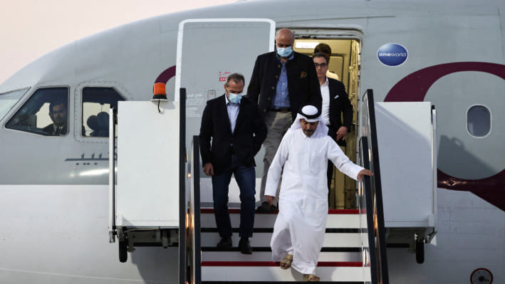 দোহায় এসে পৌঁছান ৩ মুক্তি পাওয়া বন্দি। ছবি: রয়টার্স