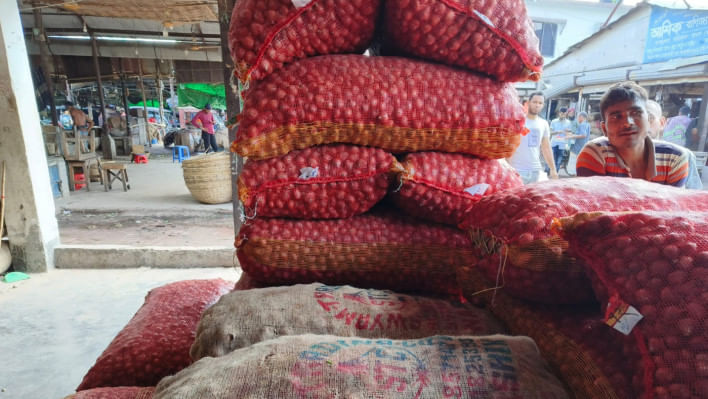 সরকার নির্ধারিত দামে পণ্য বিক্রি না করায় ৯৯ প্রতিষ্ঠানকে জরিমানা