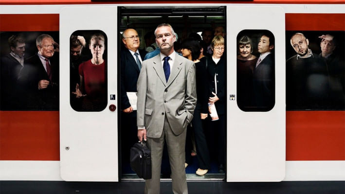 ট্রেন থেকে নেমেও সামনে আগাচ্ছেন না ডোরওয়ে ইফেক্টে ভোগা ব্যক্তিটি। প্রতিকী ছবি: সংগৃহীত