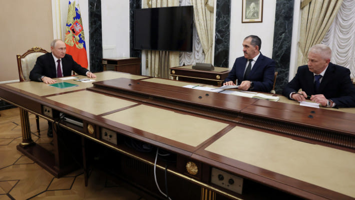 পুতিন ও প্রতিরক্ষা উপমন্ত্রী ইউনুস-বেক ইয়েভকুরোভের সঙ্গে বৈঠক করছেন ত্রোশেভ (সবার ডান)। ছবি: রয়টার্স