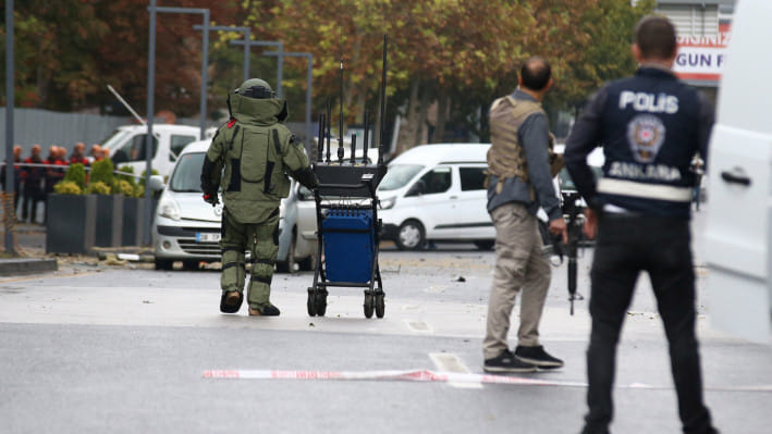 হামলার পর বোমা নিষ্ক্রিয়কারী দলের সদস্যরা ঘটনাস্থলে কাজ করছেন। ছবি: রয়টার্স