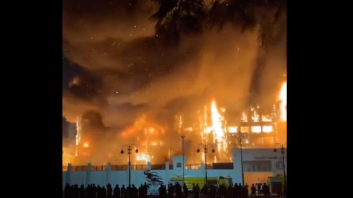 মিশরের ইসমাইলিয়ায় পুলিশ ভবনে আগুন। ছবি: ভিডিও থেকে নেওয়া স্ক্রিণশট