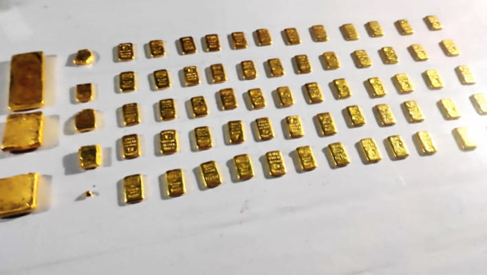 ১০ কেজি স্বর্ণের বার কোমরে বেঁধে নদীতে লাফ