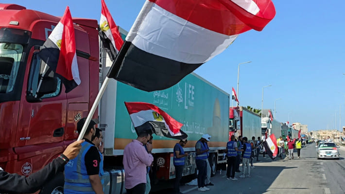 মিশরের রাফা সীমান্ত থেকে গাজায় পাঠানোর জন্য অপেক্ষমান মানবিক ত্রাণ সামগ্রী। ছবি: রয়টার্স